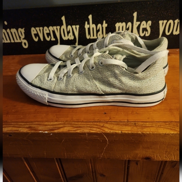 Women's Converse size 8 sneaker - Picture 5 of 6